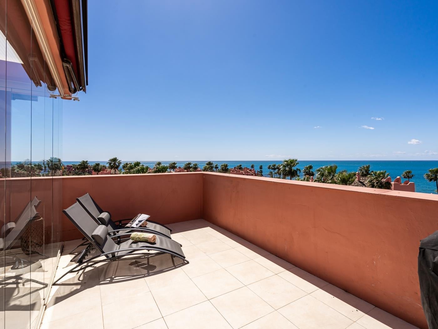 image Penthouse Azure Vista avec barbecue et vue imprenable sur la mer 17