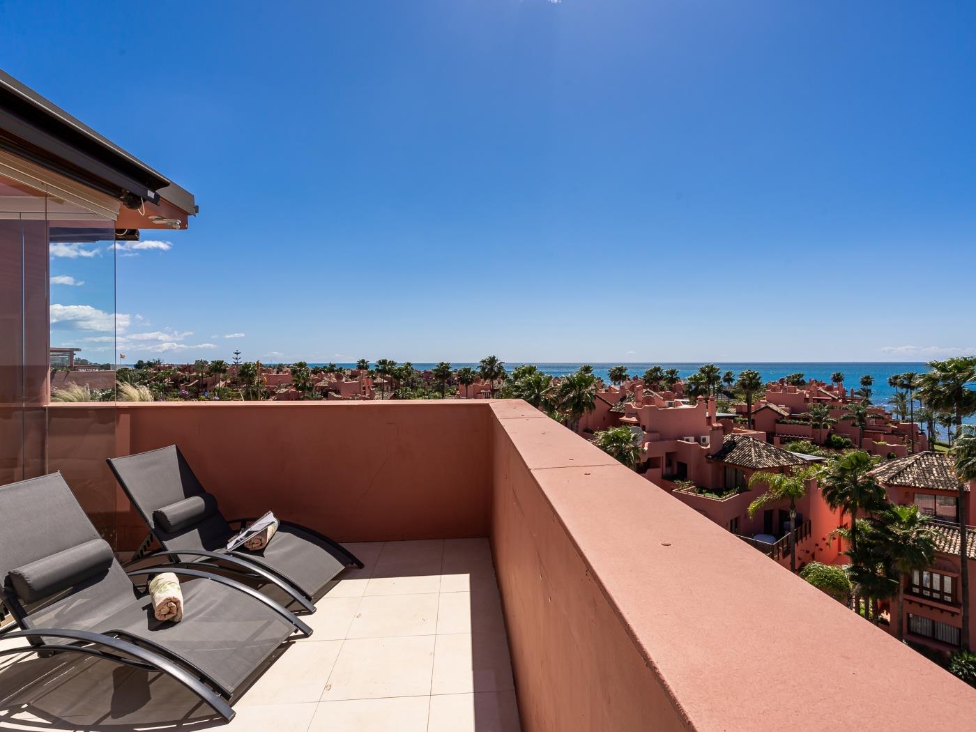 image Penthouse Azure Vista avec barbecue et vue imprenable sur la mer 18