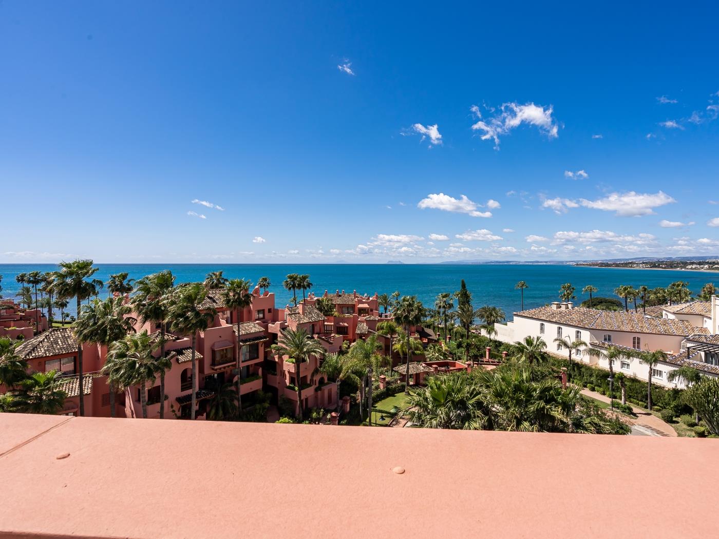 image Penthouse Azure Vista avec barbecue et vue imprenable sur la mer 19