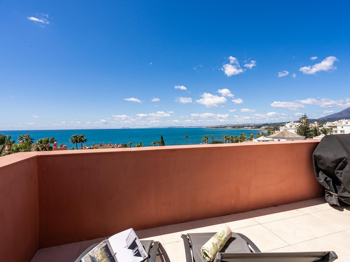 image Penthouse Azure Vista avec barbecue et vue imprenable sur la mer 21