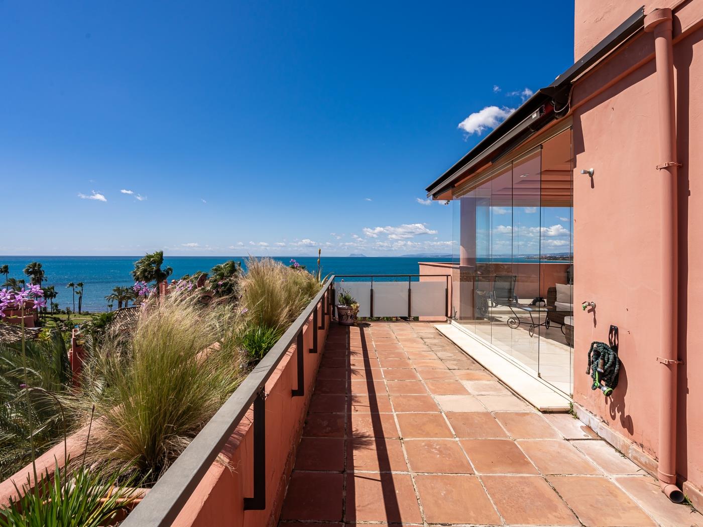 image Penthouse Azure Vista avec barbecue et vue imprenable sur la mer 22