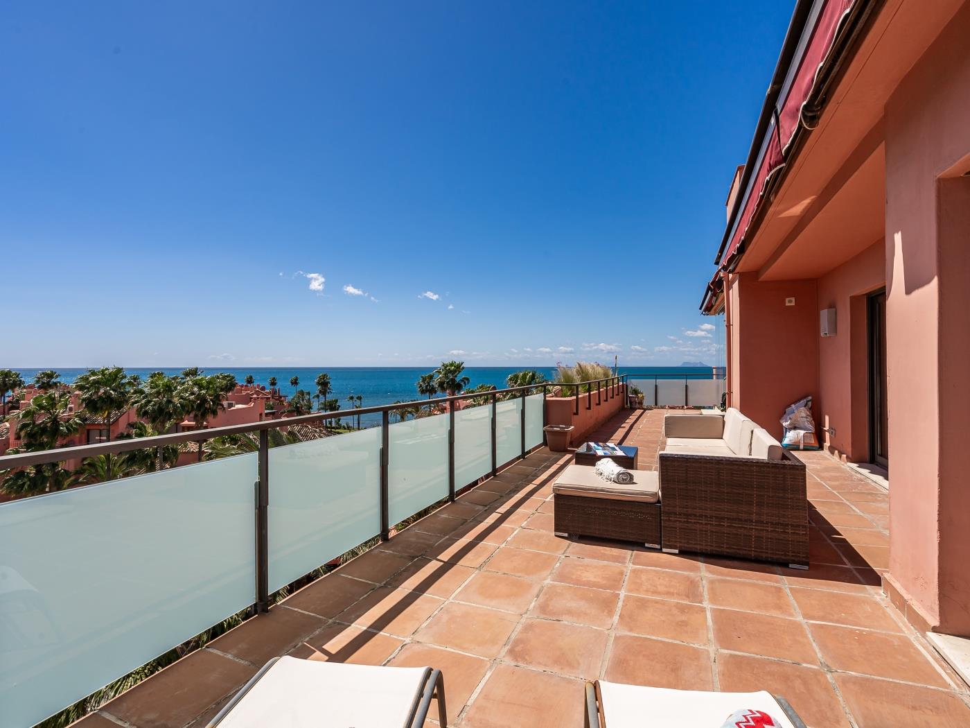 image Penthouse Azure Vista avec barbecue et vue imprenable sur la mer 24