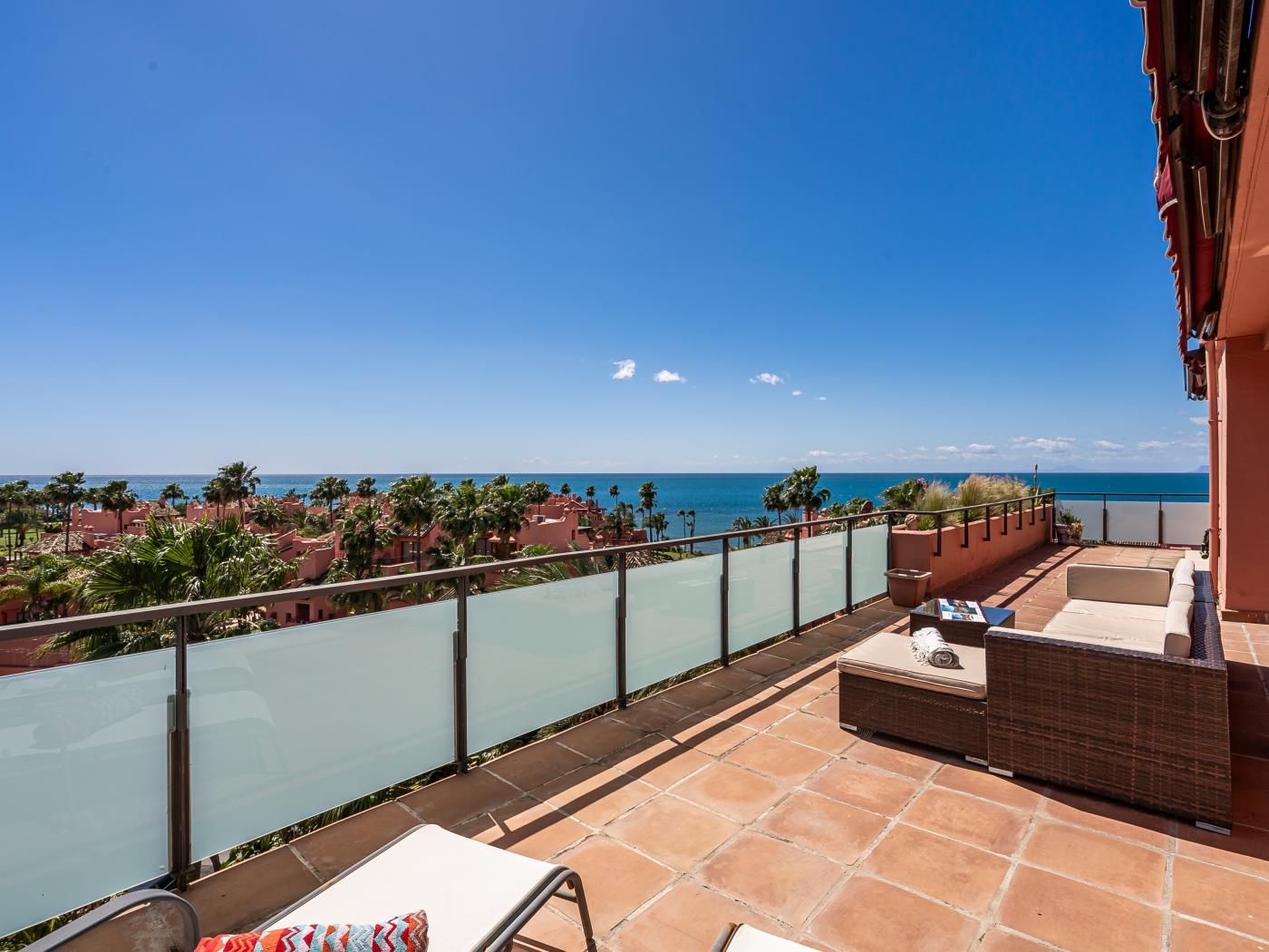 image Penthouse Azure Vista avec barbecue et vue imprenable sur la mer 25