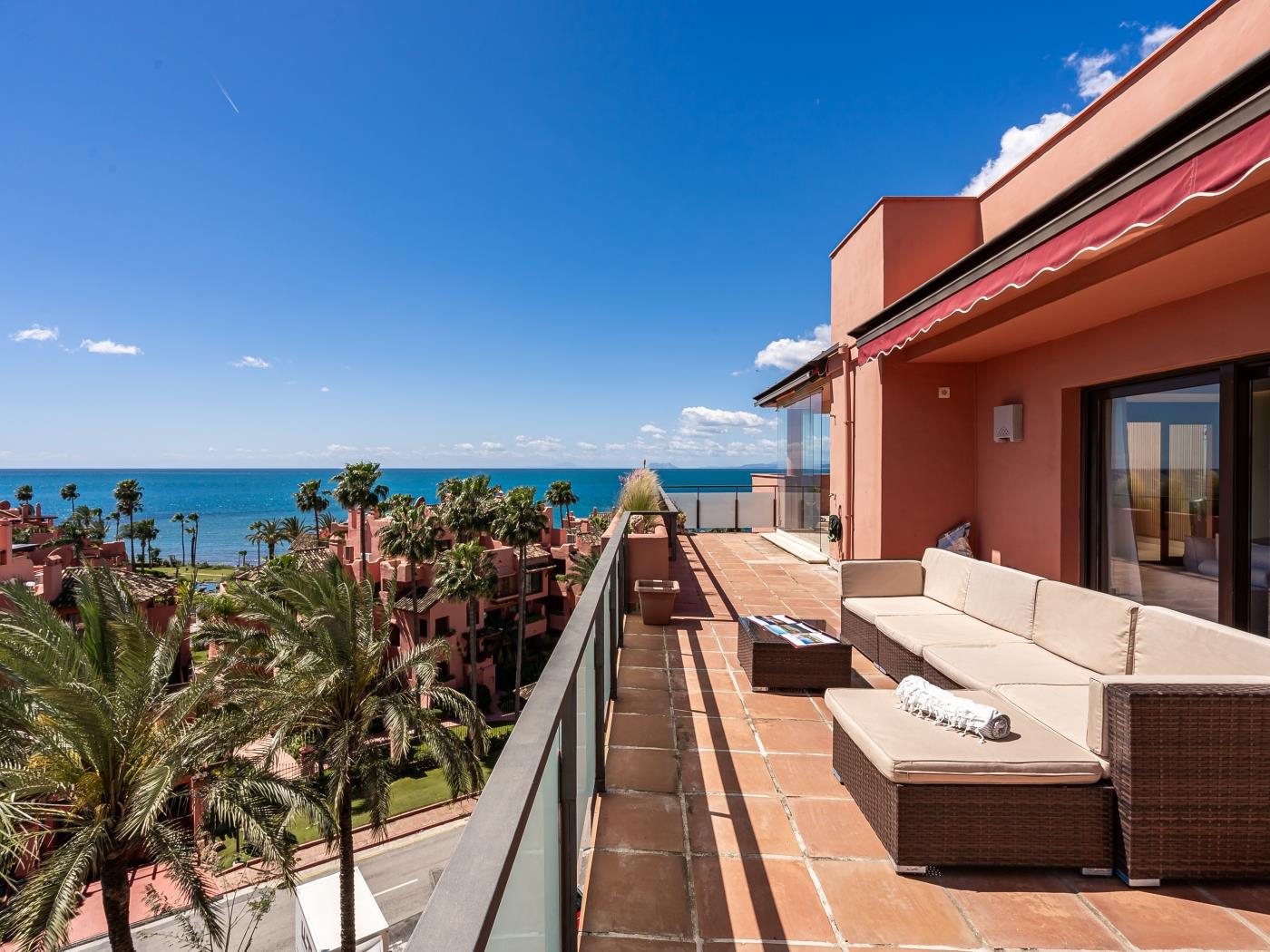 image Penthouse Azure Vista avec barbecue et vue imprenable sur la mer 26