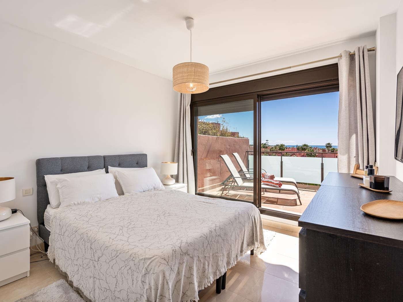 image Penthouse Azure Vista avec barbecue et vue imprenable sur la mer 3