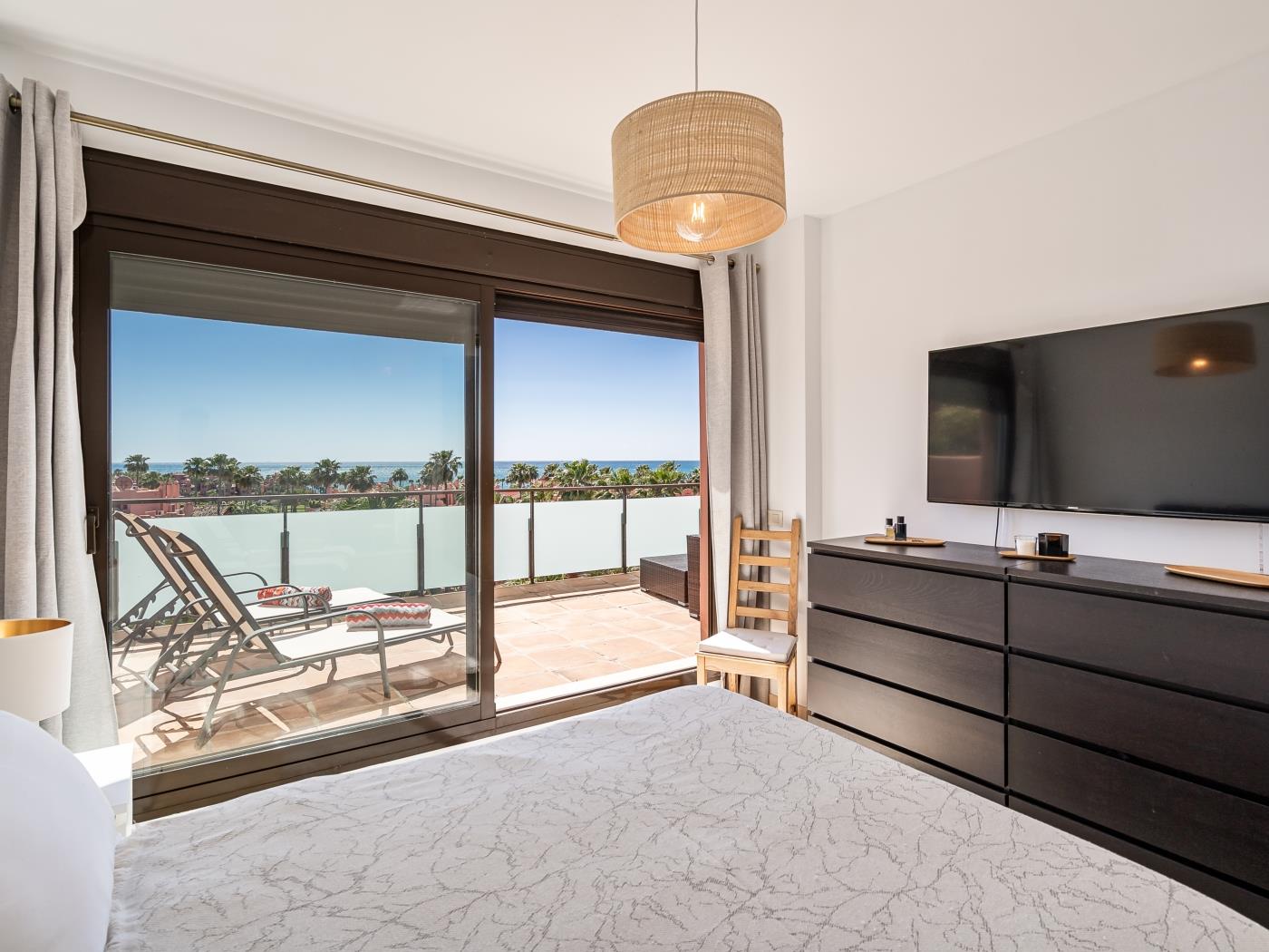 image Penthouse Azure Vista avec barbecue et vue imprenable sur la mer 4