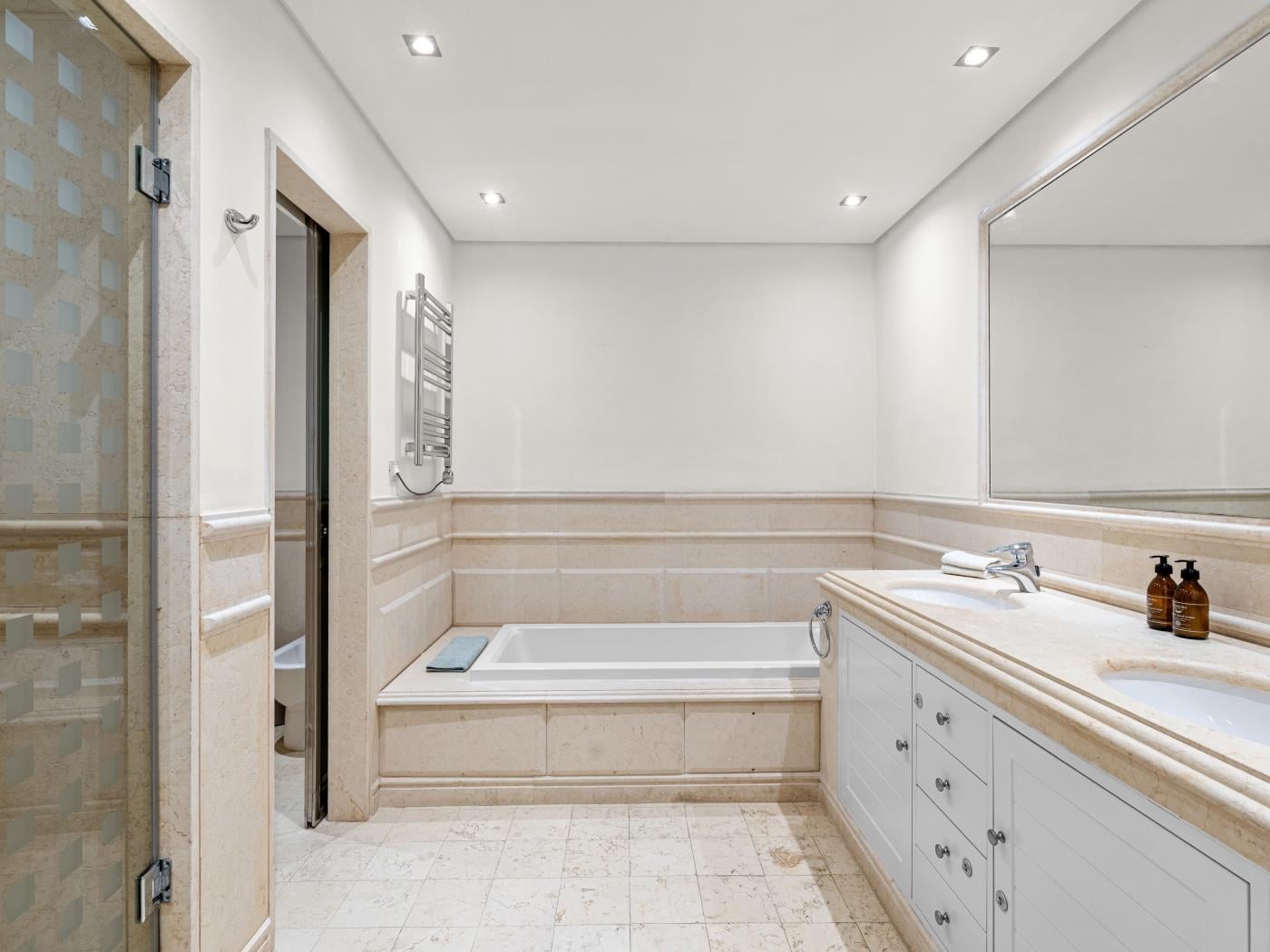 image Los Granados Jewel 8